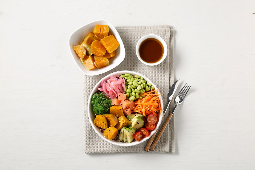 Poke bowl con salmón marinado y berenjenas Conservas Antonio